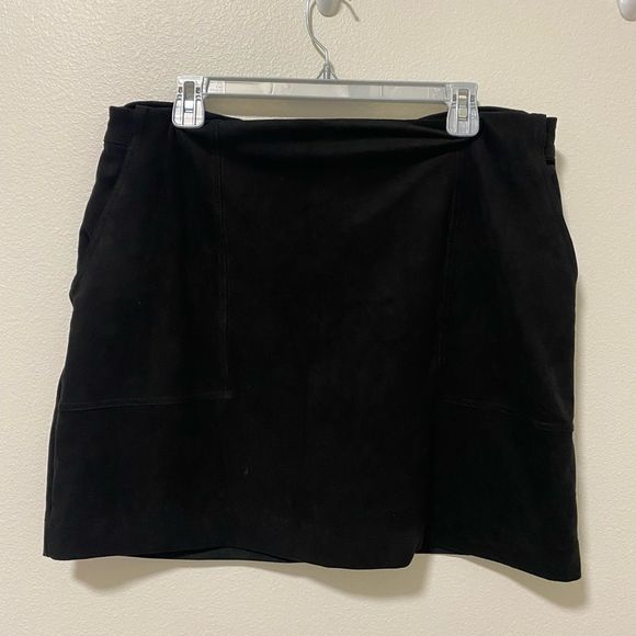 Banana republic black suede skirt - Picture 2 of 4